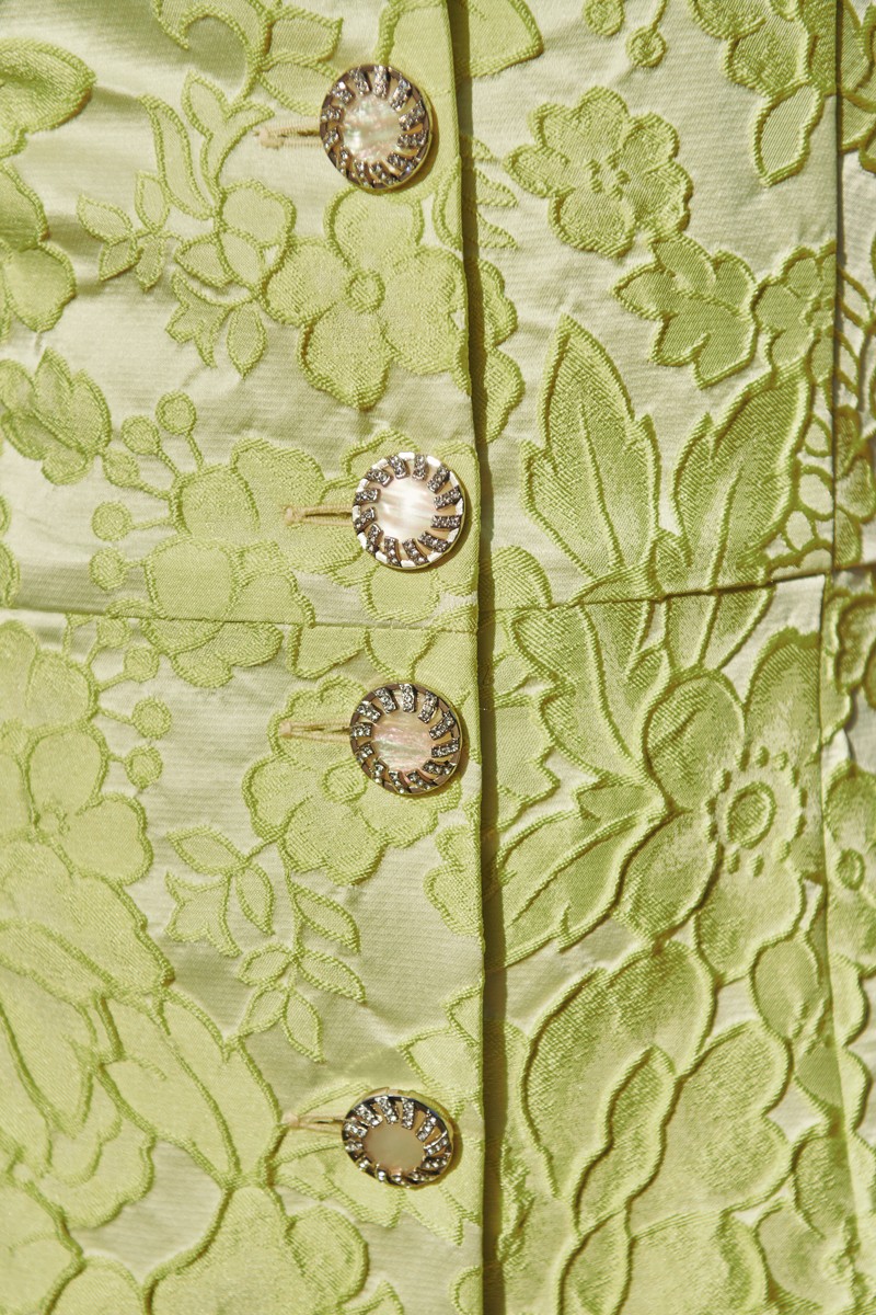 comprar vestido de fiesta con mangas con volumen y botones joya en tejido brocado de flores verde lima ideal para invitadas boda de dia, o mama de comunion o bautizo