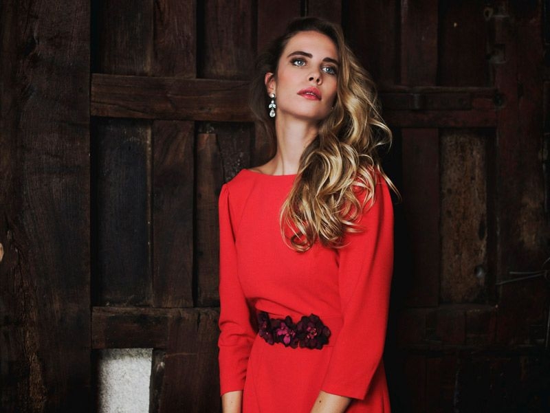 vestido largo rojo de manga francesa con detalle de flores y escote en la espalda de fiesta boda evento de otono invierno de arimoka en apparentia
