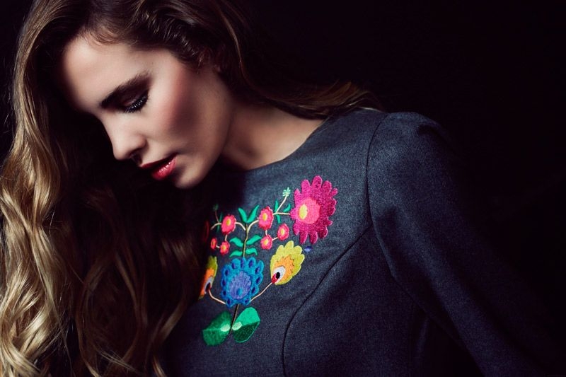 vestido gris de manga larga con flores bordadas de otono invierno para eventos fiestas oficina ocasiones especiales de arimoka en apparentia