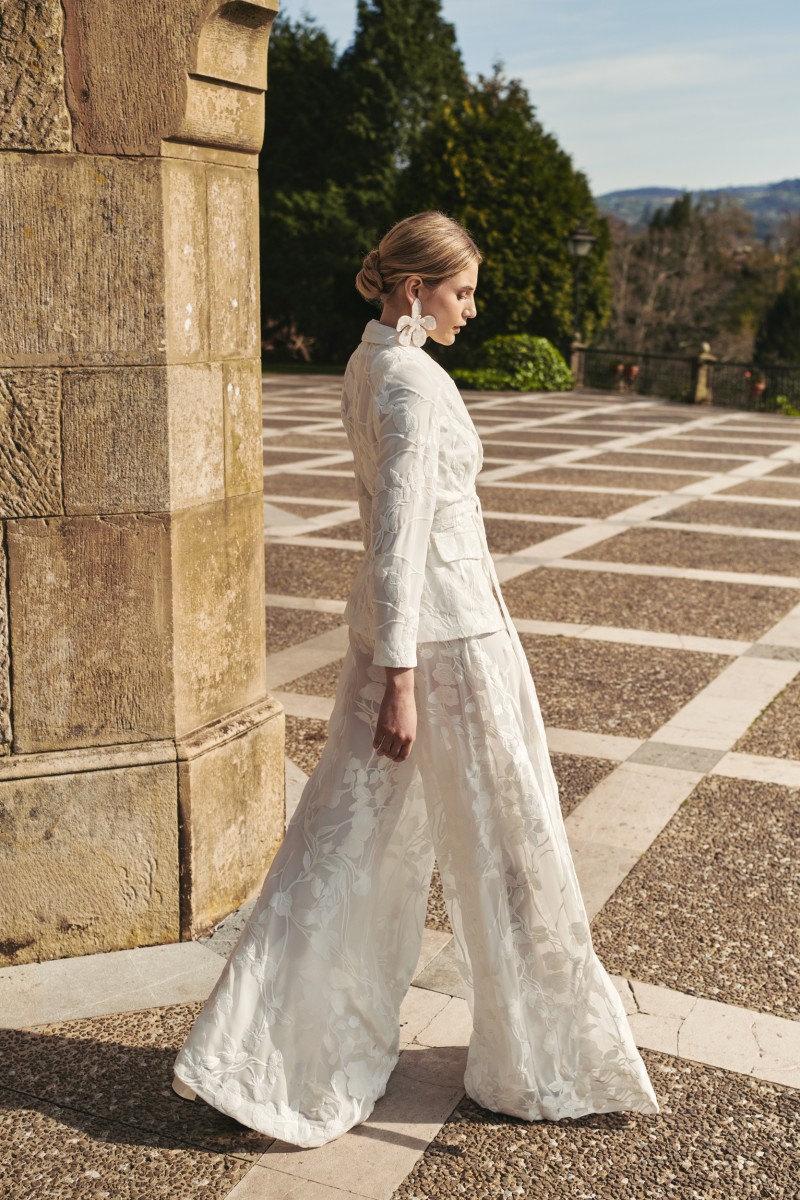  traje de novia con pantalon ancho y chaqueta en gasa flores bordadas blanca con cuello esmoquin, boda civil, madre de comunion, bautizo, fondo de armariocomprar online  traje de chaqueta en gasa flores bordadas blanca con cuello esmoquin, boda civil