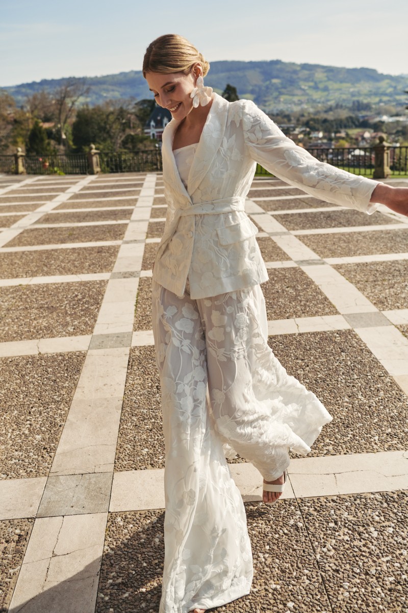  traje de novia con falda/pantalón y chaqueta en gasa flores bordadas blanca con cuello esmoquin, boda civil, madre de comunion, bautizo, fondo de armariocomprar online  traje de chaqueta en gasa flores bordadas blanca con cuello esmoquin, boda civil