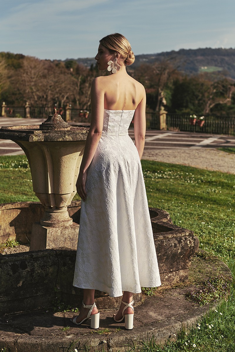 vestidoescote corazon para novias  midi brocado flores blanco con falda vuelo, segundo vestido, mama de comunion o bautizo, shoponline