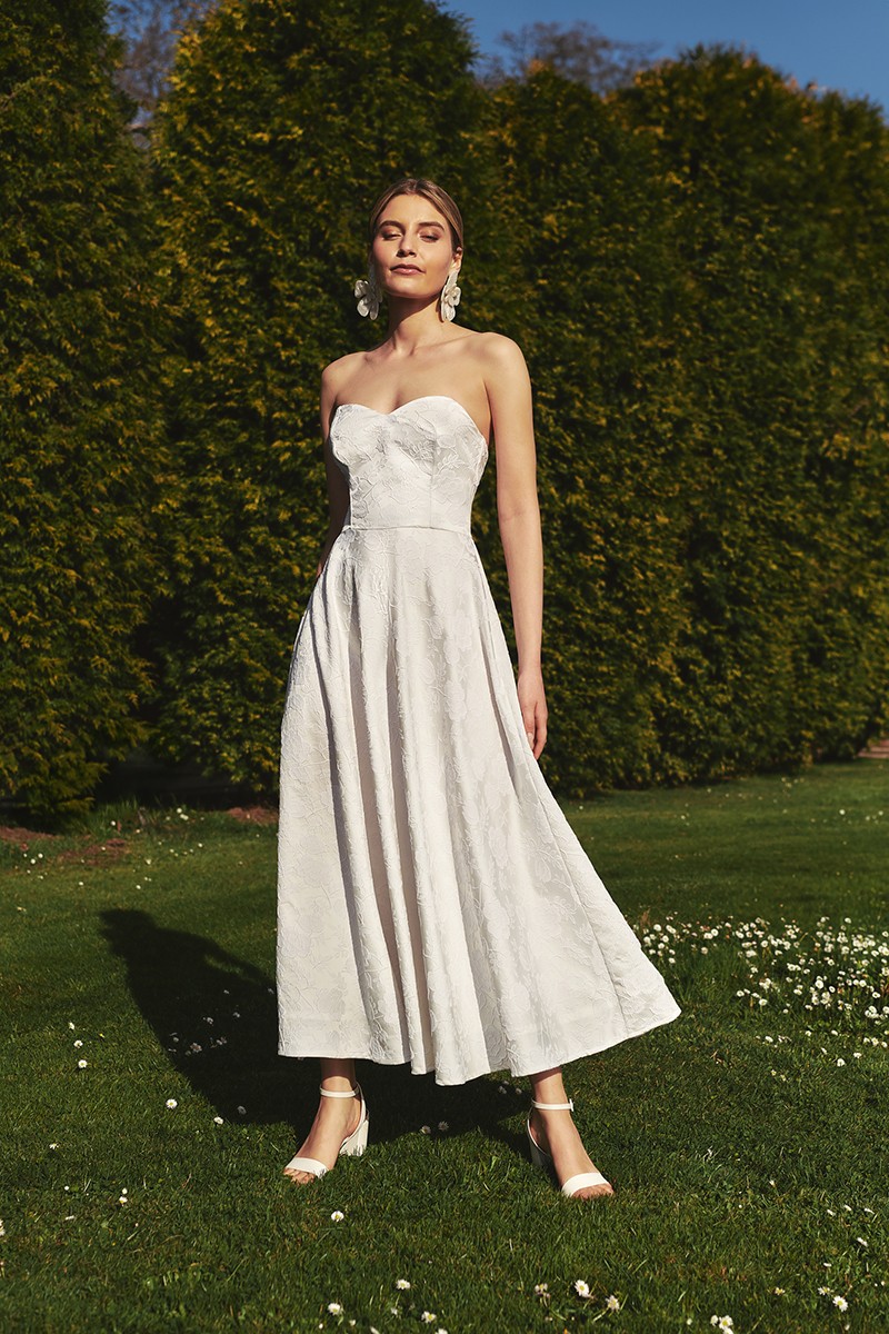 vestido de escote corazon y falda de vuelo midi para novias  brocado flores, segundo vestido, mama de comunion o bautizo, civil