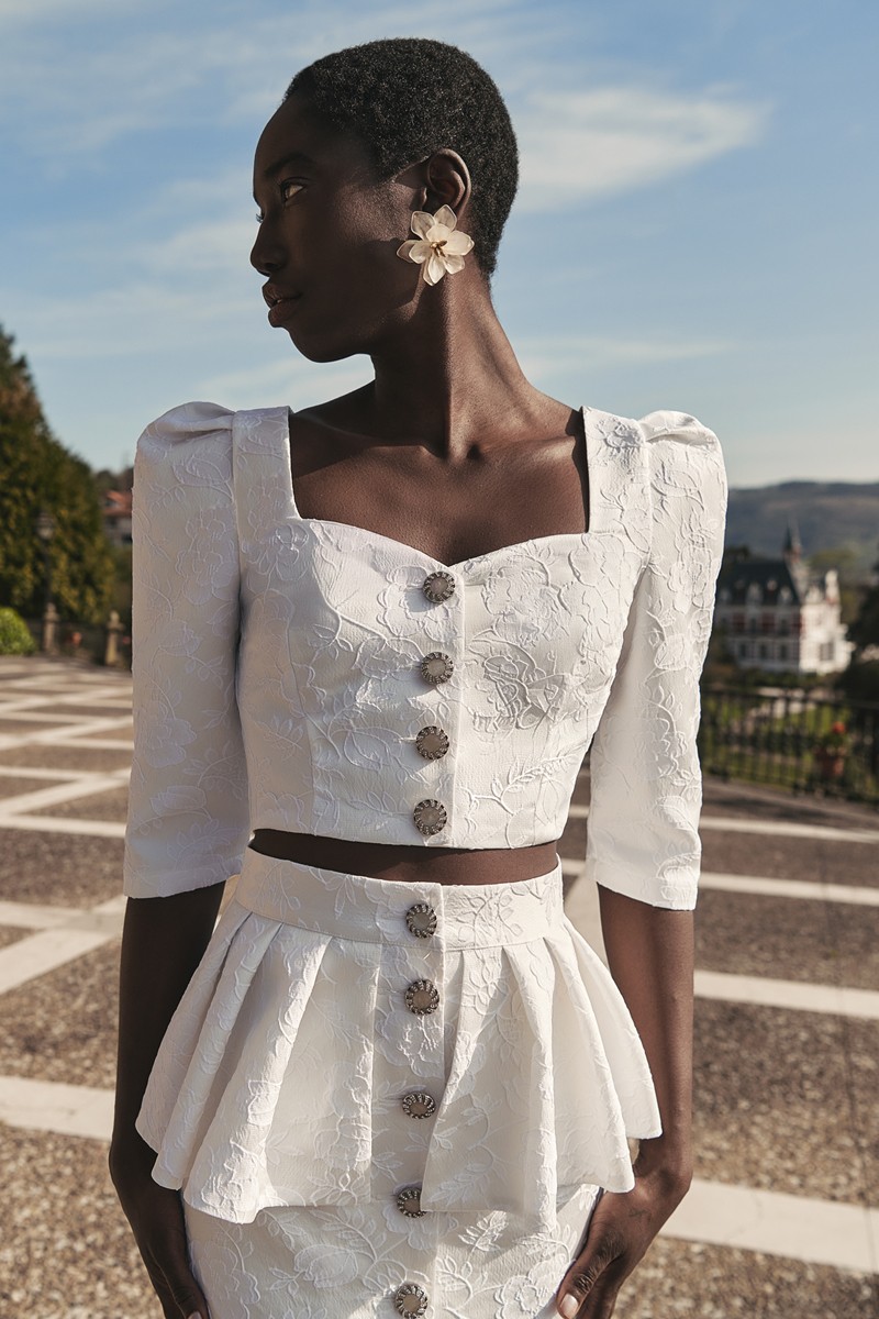 top brocado flores blanco joya con escote corazon para mama de comunion, bautizo para novia civil o boda informal