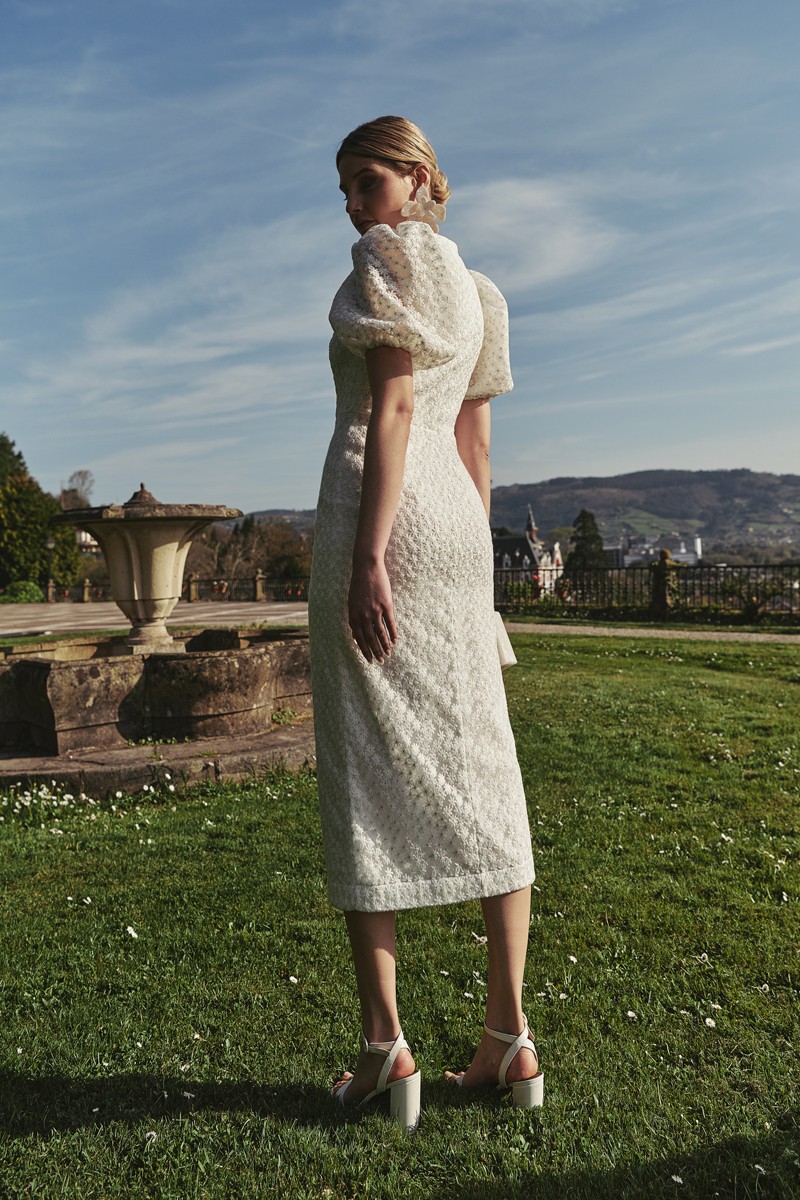 vestido midi  blanco para novia  con manga abullonada escote en pico para invitadas comunion bautizo bodacivil
