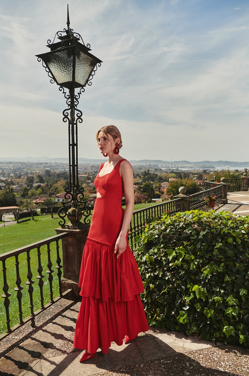 Vestido de fiesta confeccionado en mikado rojo con volantes y falda  volumen para invitada a boda, hermano del novio, hermana de la novia, fiesta, gala, red carpet,