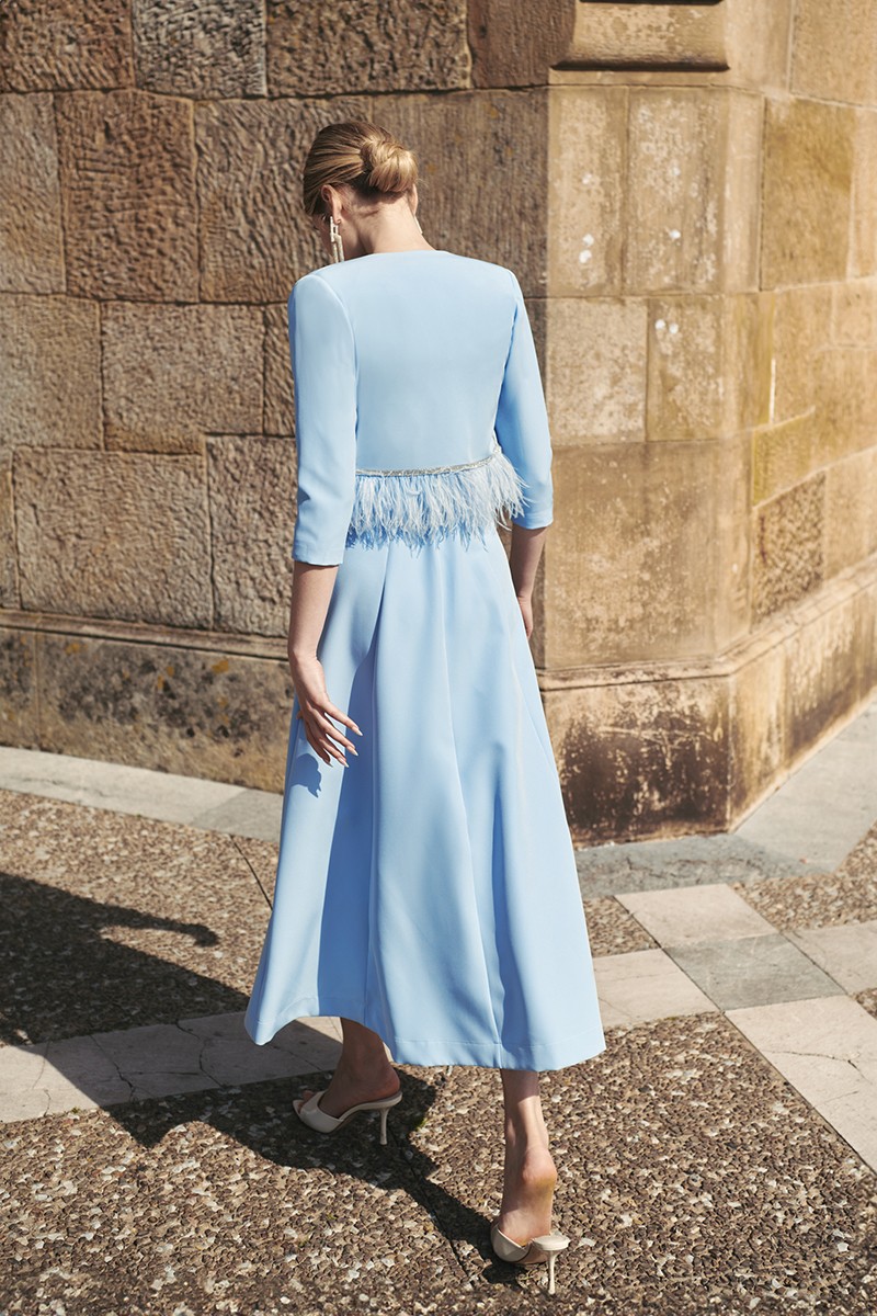 conjunto de chaqueta y vestido midi evase crepe azul con escote a la caja para boda de día, mamá de comunión o bautizo.