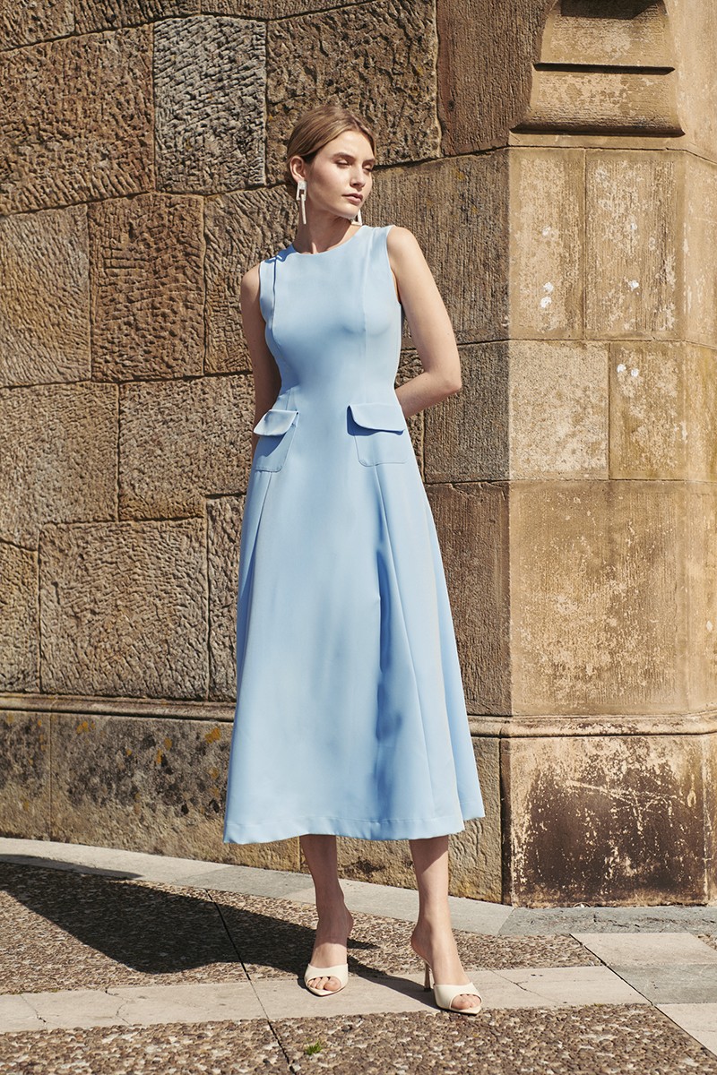 vestido crepe azul con escote a la caja para boda de día, mamá de comunión o bautizo para madrina