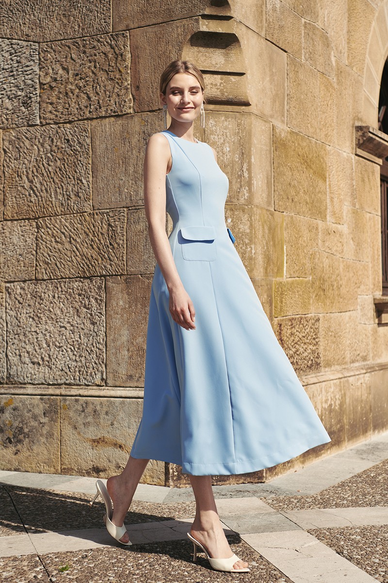 vestido  crepe azul con escote a la caja para boda de día, mamá de comunión o bautizo.