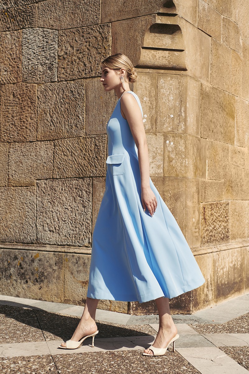 vestido midi evase crepe azul claro sin mangas para boda de día, mamá de comunión o bautizo.