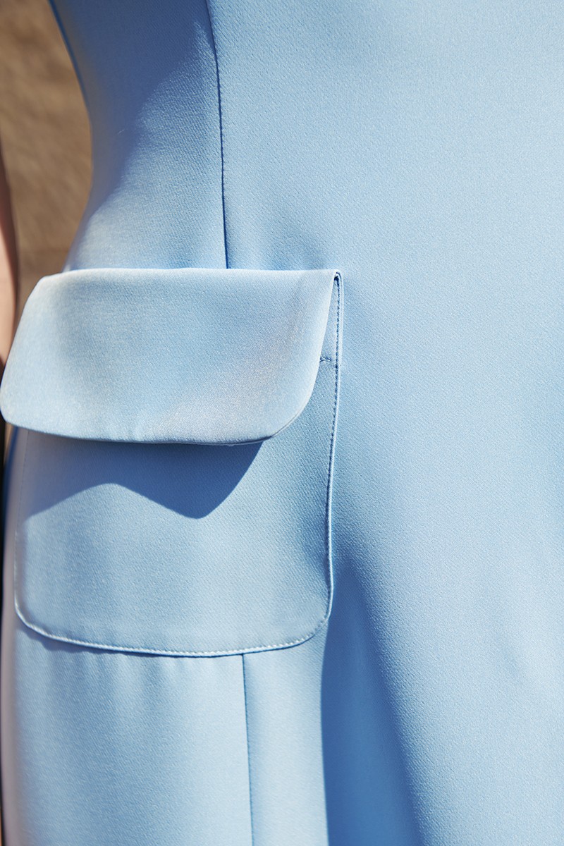 vestido evase crepe azul con escote a la caja para boda de día, mamá de comunión o bautizo.
