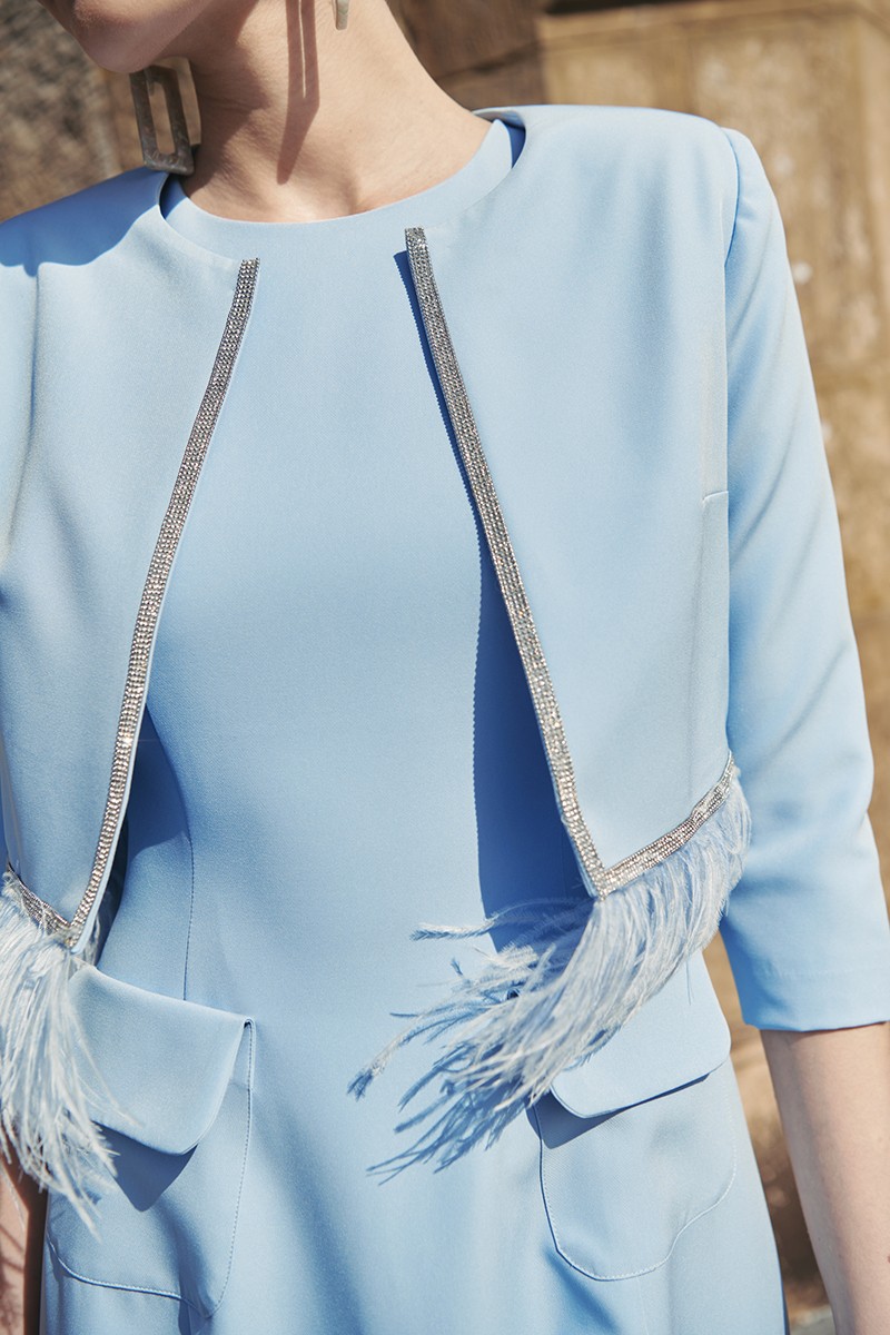 chaqueta corta azul con plumas y pasamaneria joya para mama de bautizo o comunion