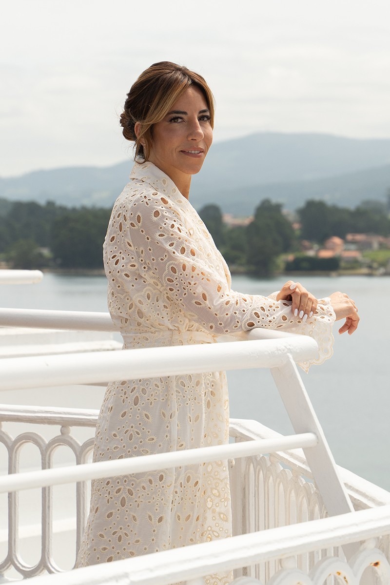 bata de novia con volantes en mangas en tejido color vainilla de bambula troquelada