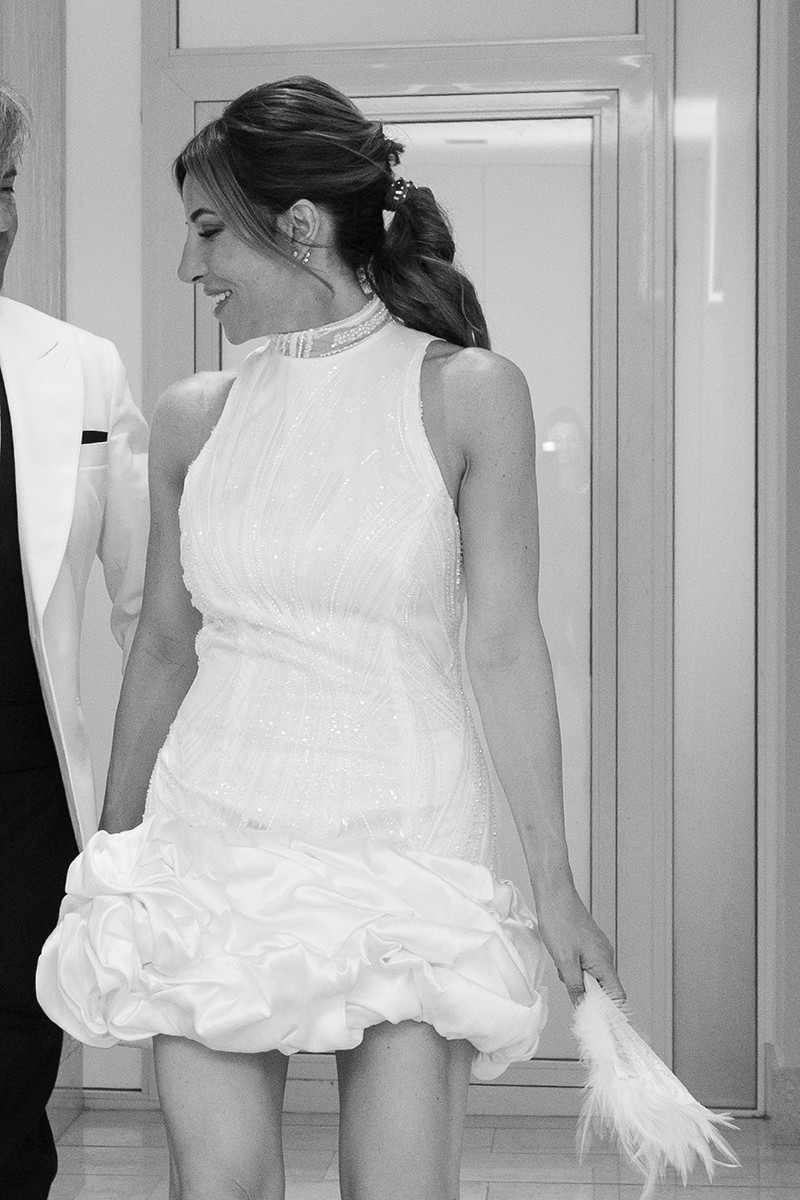 vestido corto de fiesta en pedreria con cuello halter y bajo drapeado en seda para novia online