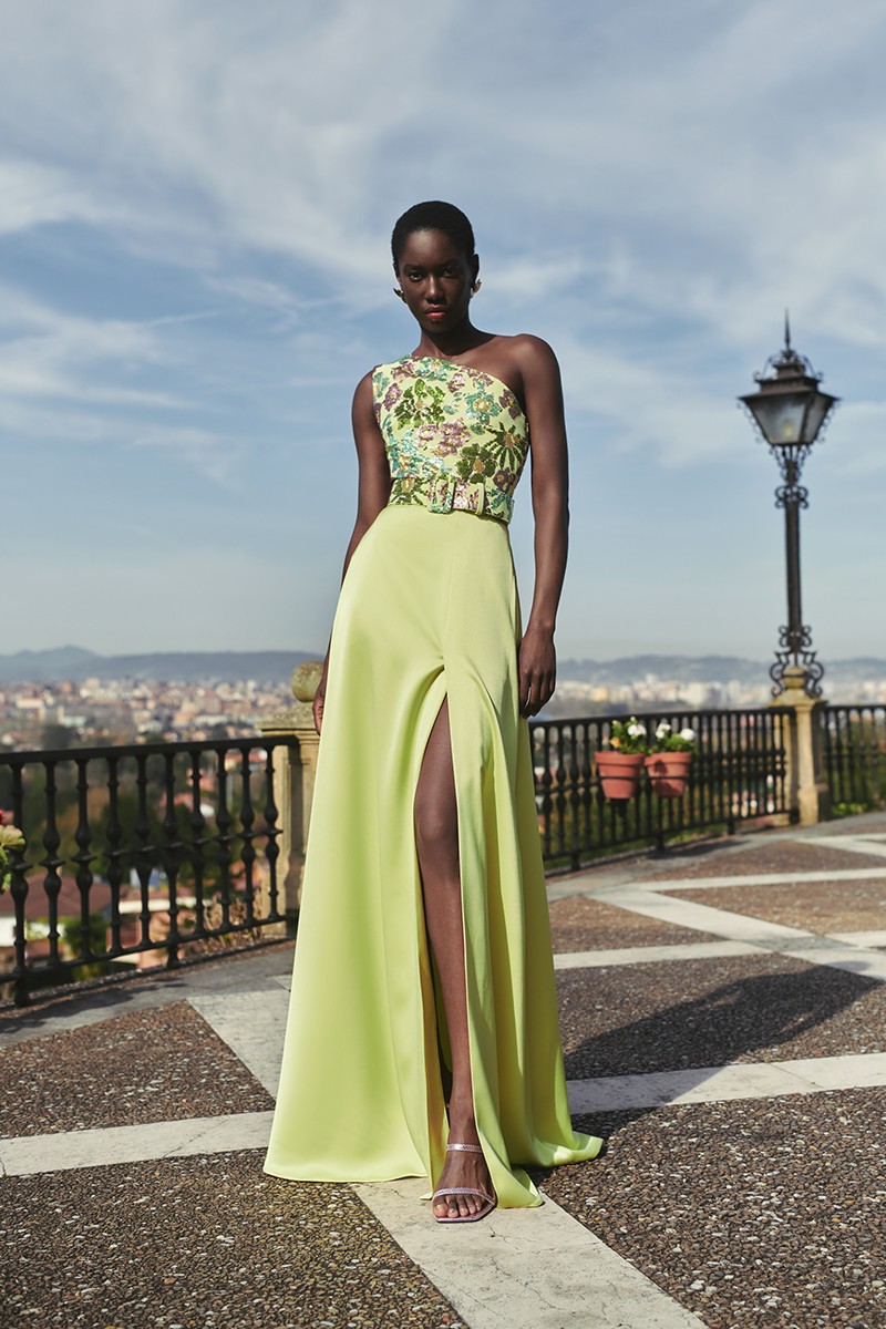 Vestidos de fiesta largo en satén lima asimetrico con cuerpo de lentejuelas y falda con abertura para boda de noche, evento de verano