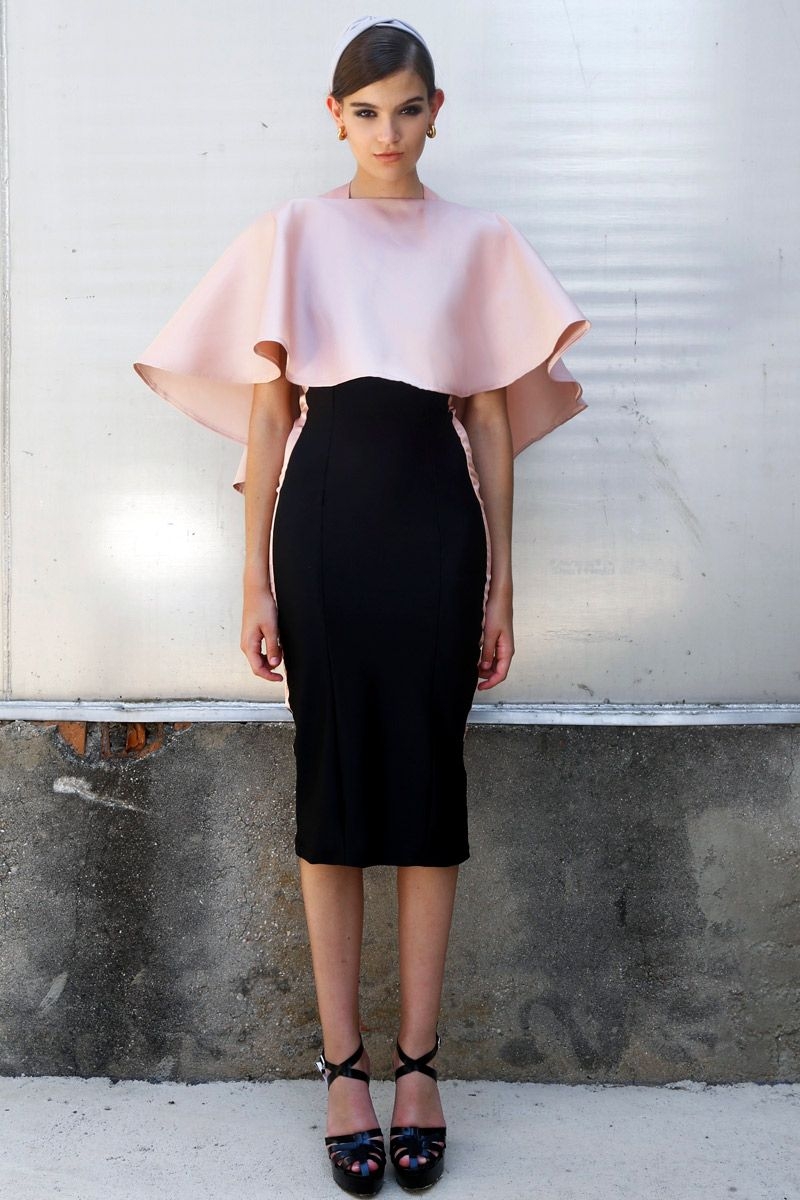 vestido de fiesta negro midi de tirantes anchos ajustado