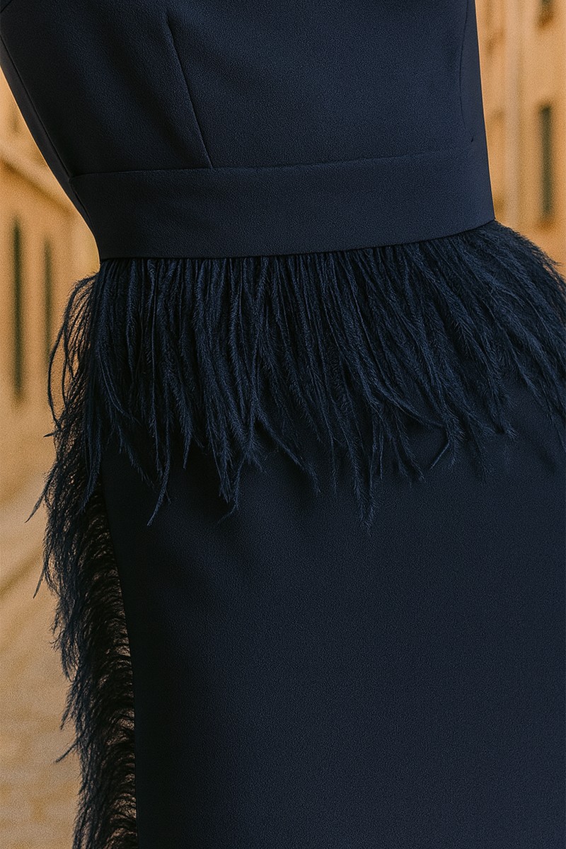 vestido de invitada midi azul marino con plumas para boda otoño