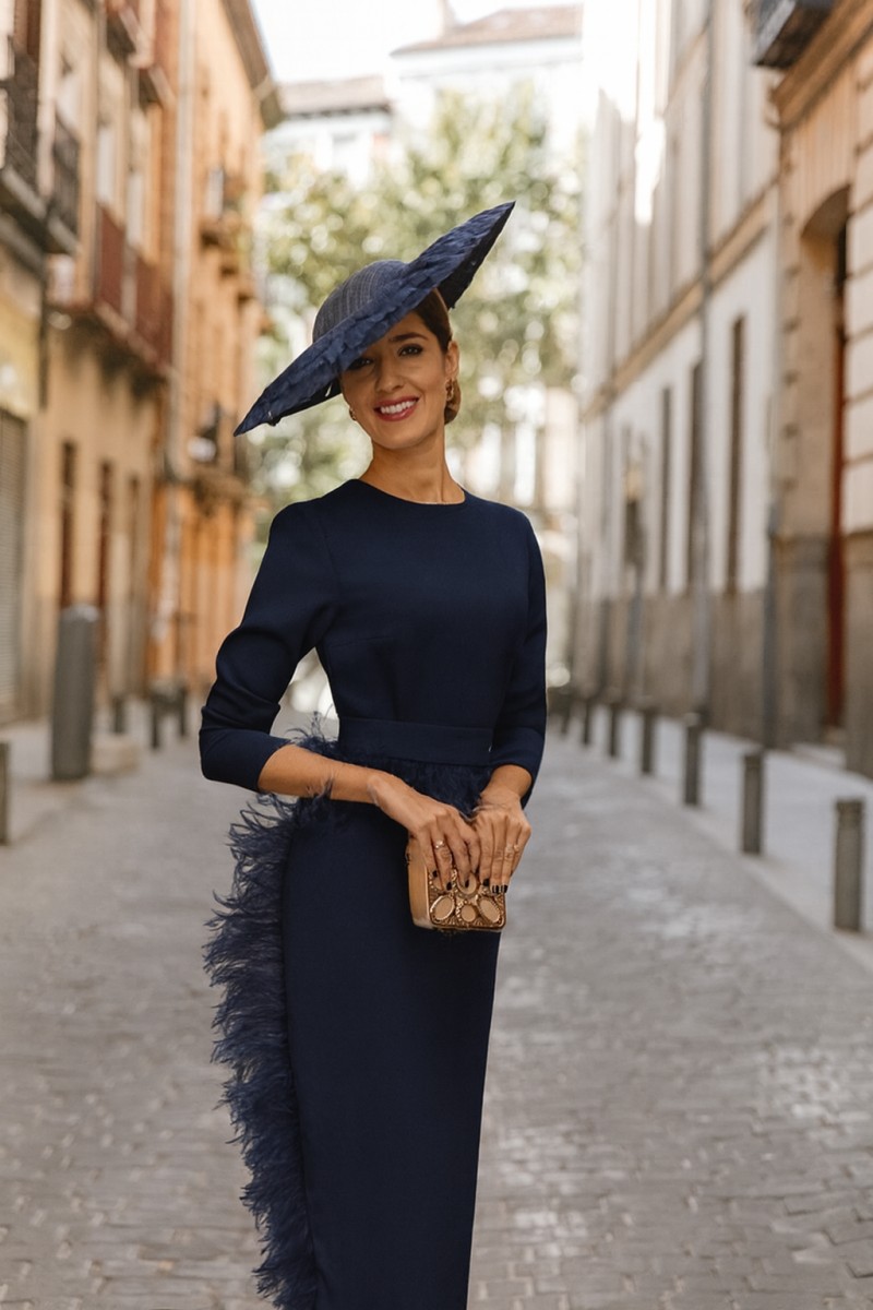 vestido de fiesta midi con amnga larga azul marino con plumas para boda otoño