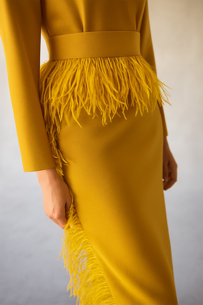 cmprar vestido midi de fiesta en color mostaza de manga larga con plumas para invitada a boda de otoño