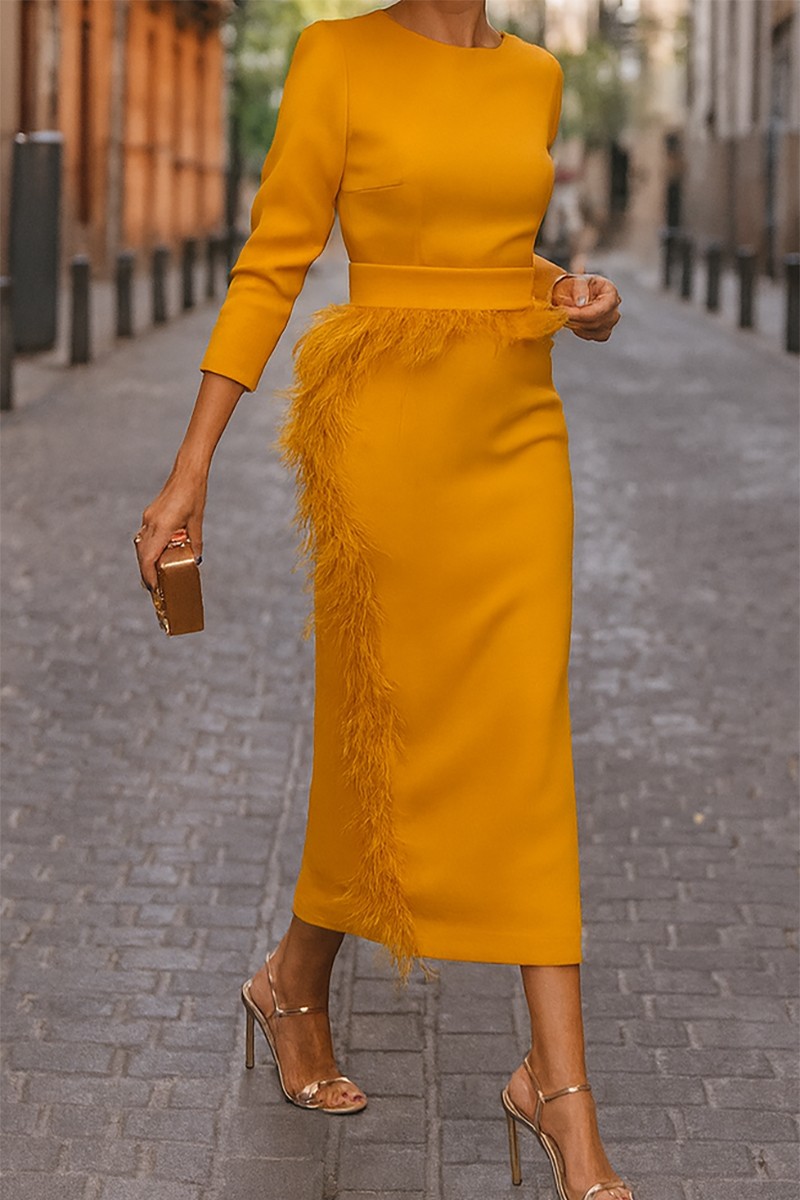 vestido midi de fiesta en color mostaza de manga larga con pluma para otoño
