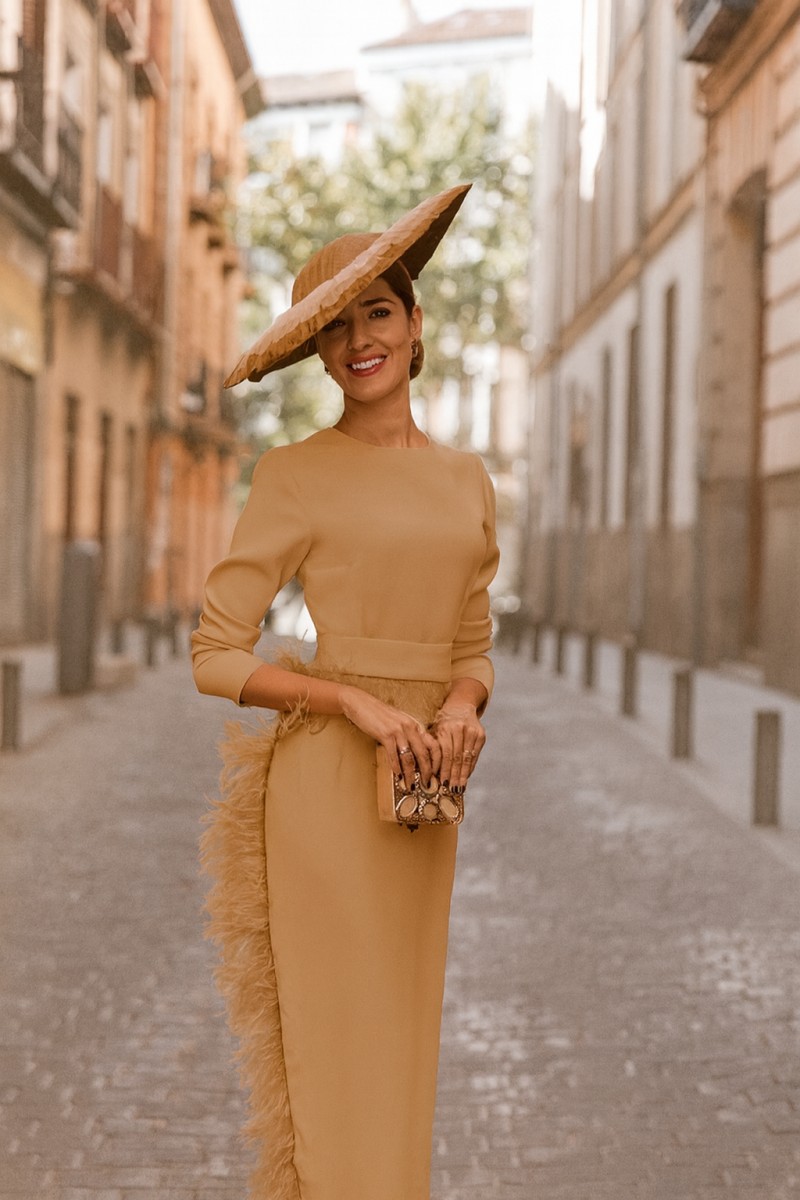 vestido de fiesta camel midi con plumas para invitadas boda otoño