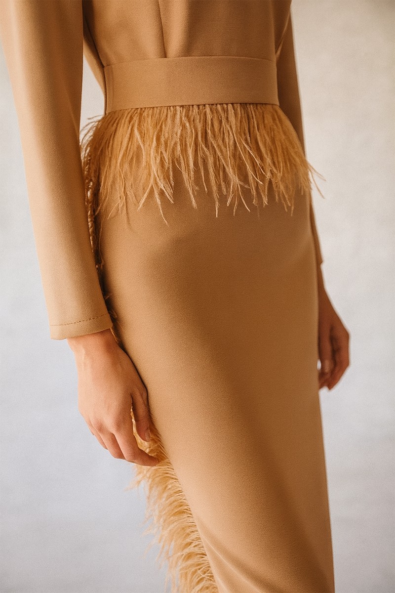 comprar vestido de fiesta camel midi con plumas para invitadas boda otoño