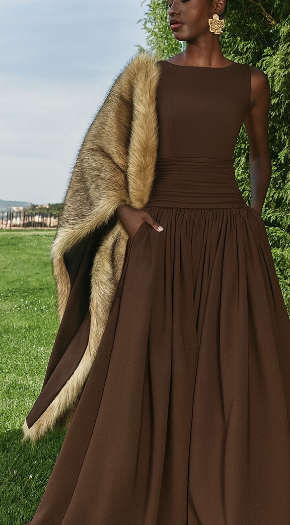 Vestido largo marron chocolate de fiesta para boda con canesú drapeado para bodas invierno con estola de pelo marron