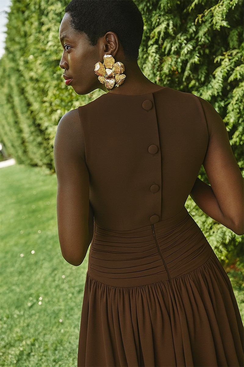 Vestido largo marron chocolate de fiesta para boda con canesú drapeado para invitadas otoño