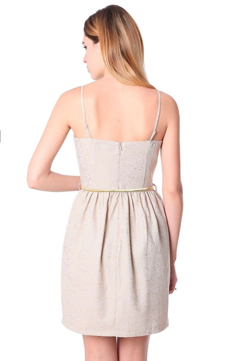 vestido beige de fiesta con escote corazon y tirantes finos para nochevieja y ocasiones especiales de q2 en apparentia