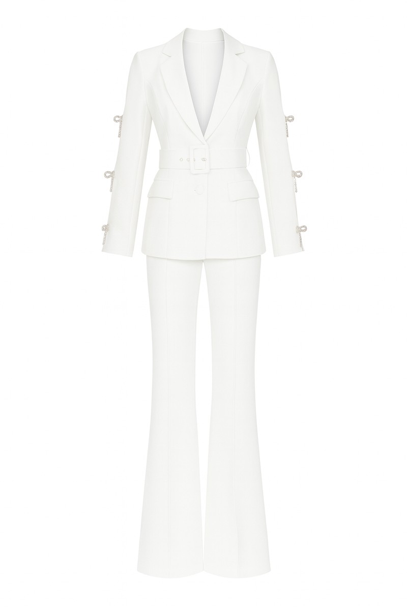 traje de chaqueta y pantalon en crepe blanco Blazer  con cuello esmoquin y cinturon para boda,  invitada, fiesta, celebracion, coctel, otoño-invierno