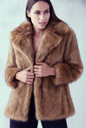 comprar-abrigo-de-pelo-marron-corto-para-otoño-invierno-comprar-online-chaqueton-de-pelo