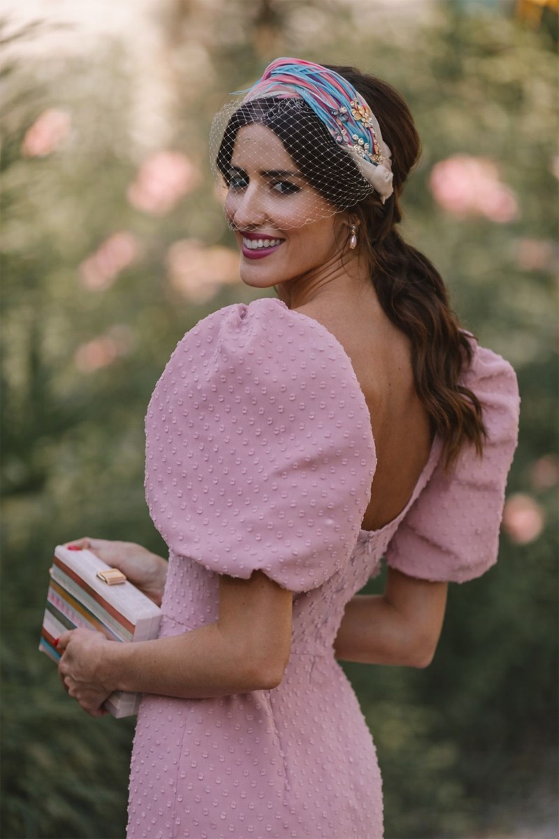 vestido de fiesta en plumetti rosa empolvado mangas abullonadas para invitada a boda de día