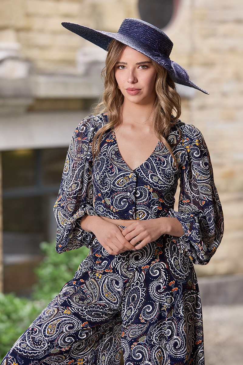 top en gasa azul estampada con mangas abullonada transparente, escote en pico y botones forrados para invitada, boda, evento, comunión, invitada comunión, graduacion