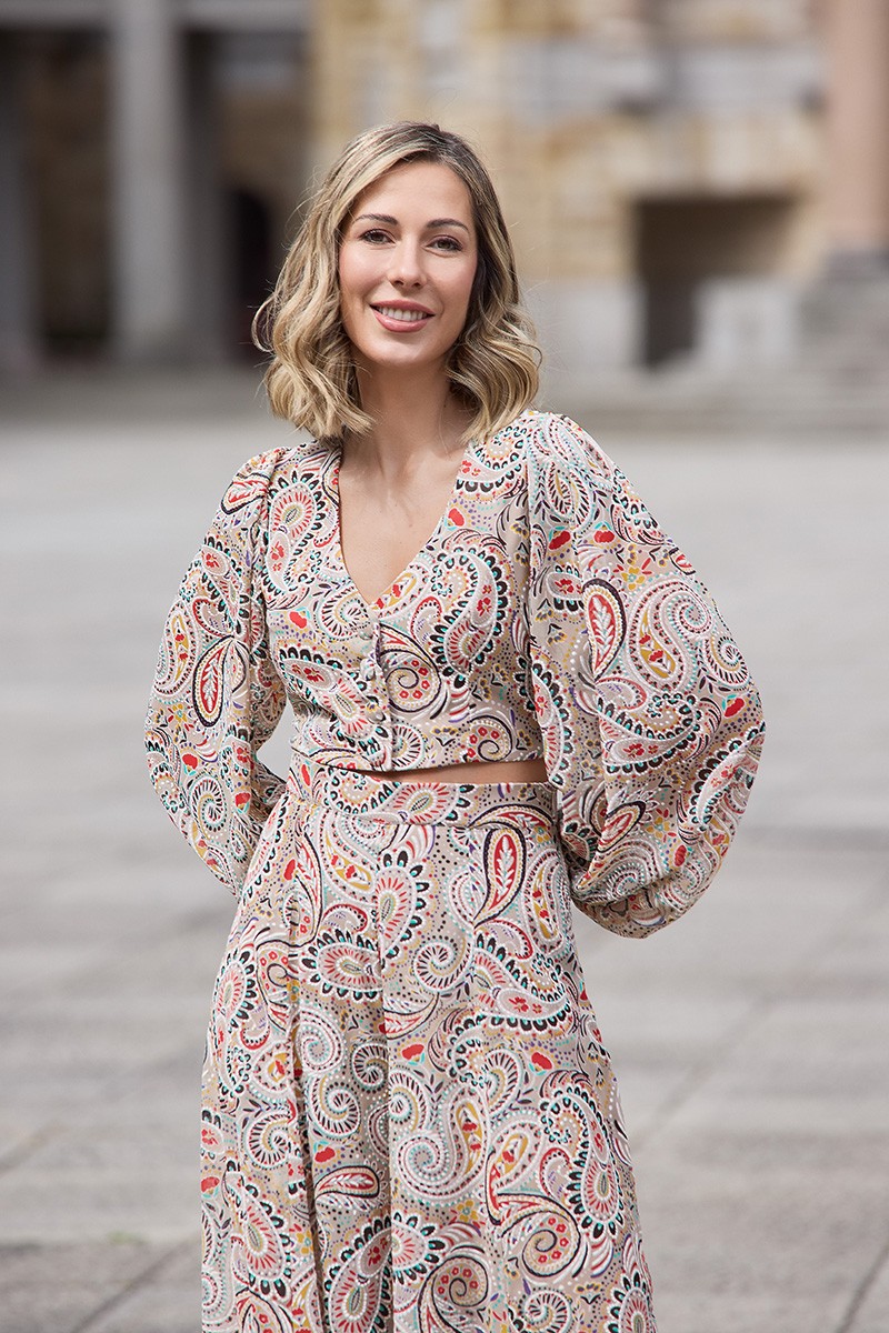 Falda pantalon y top estampado beige para invitada boda, fiesta, evento de verano