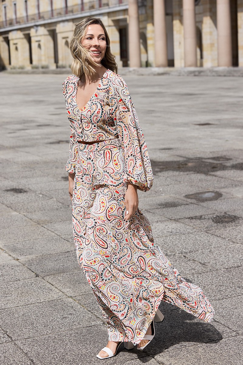 conjunto de dos piezas de pantalon y top estampado beige para invitada boda, fiesta, evento de verano