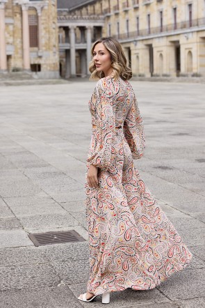 Precioso conjunto de dos piezas de pantalon y top estampado beige para invitada boda, fiesta, evento de verano