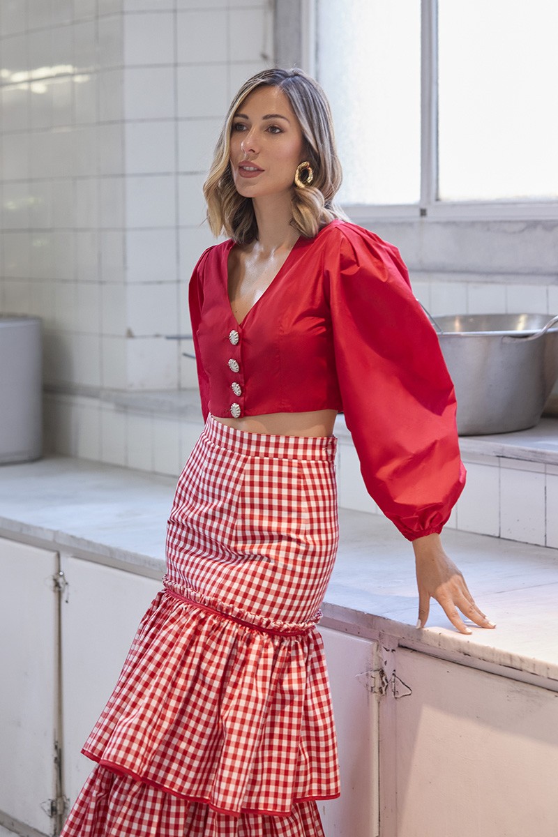 top con boton joya escote en pico y media manga en  tafetan rojo para invitadas a bodas, fiesta