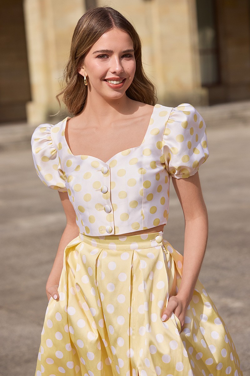 Conjunto para boda de top y falda larga con mangas abullonadas y botones forrados en tejido con estampado de lunares amarillo ideal para invitadas, o mama de  comunion o bautizo