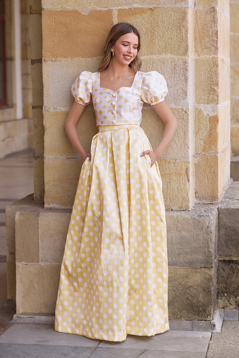 maxifalda y top con mangas abullonadas y botones forrados en tejido con estampado de lunares amarillo ideal para invitadas boda de dia, o mama de  comunion o bautizo