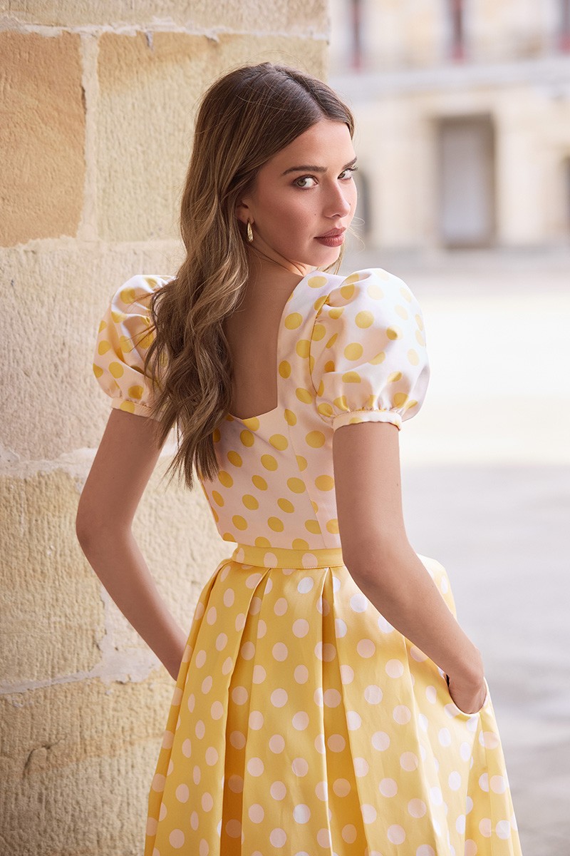 Conjunto de top y falda larga abullonada con mangas abullonadas y botones forrados en tejido con estampado de lunares amarillo ideal para invitadas boda de dia, o mama de  comunion o bautizo