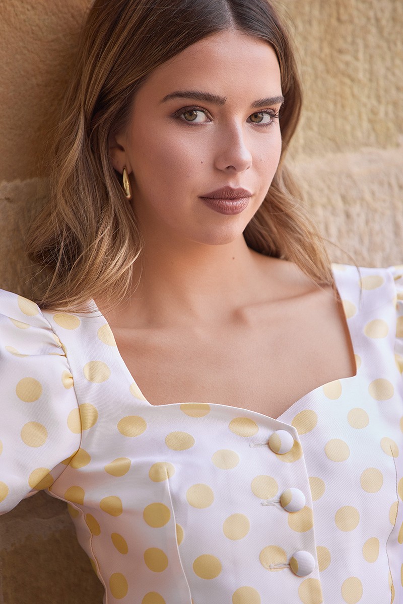 Conjunto con mangas abullonadas y botones forrados en tejido con estampado de lunares amarillo ideal para invitadas boda de dia, o mama de  comunion o bautizo