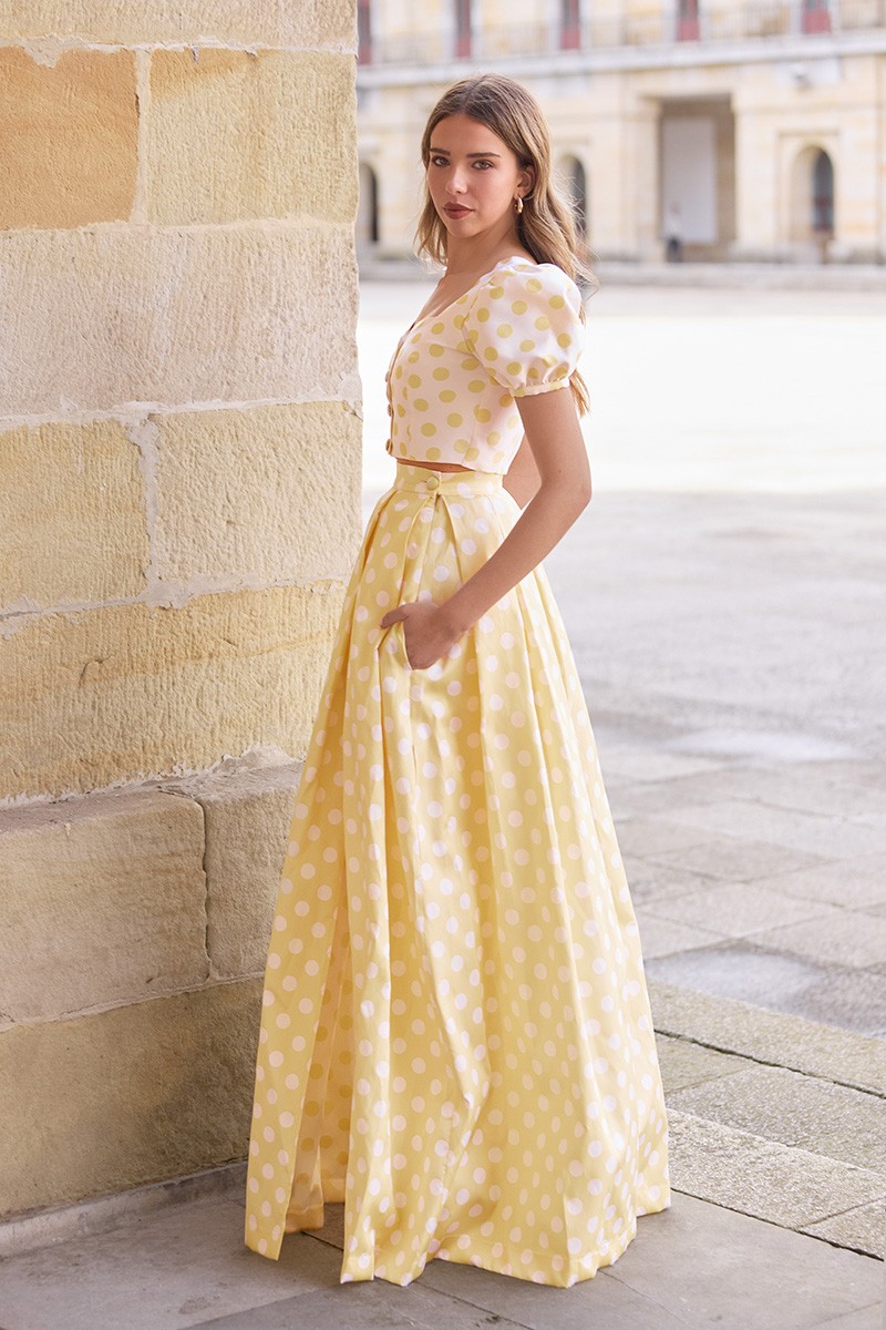 Conjunto de top y falda larga con mangas abullonadas y botones forrados en tejido con estampado de lunares amarillo ideal para invitadas boda de dia, o mama de  comunion o bautizo