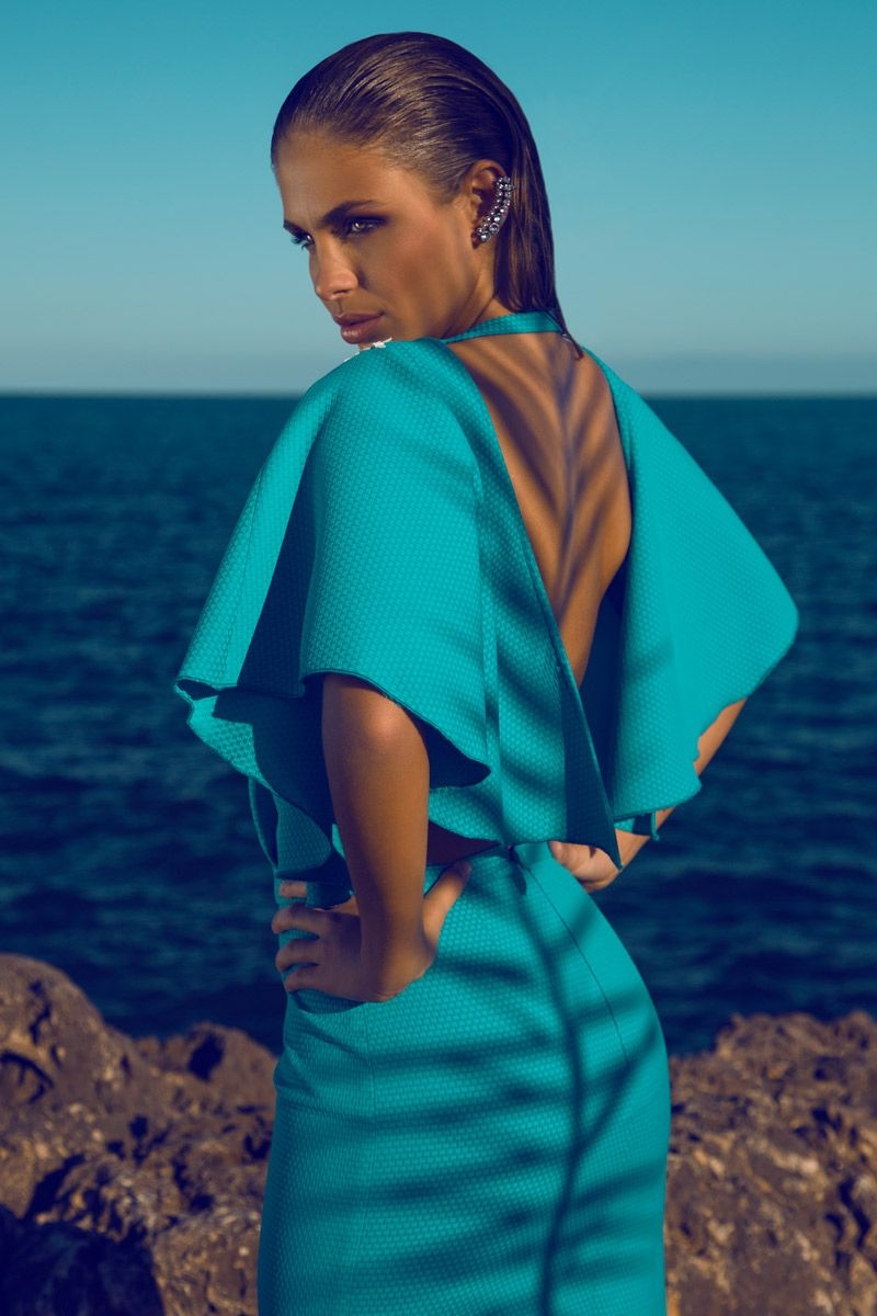 vestido azul corto con escote en la espalda y mangas fluidas de primavera verano para boda fiesta evento coctel bautizo comunion de daluna en apparentia