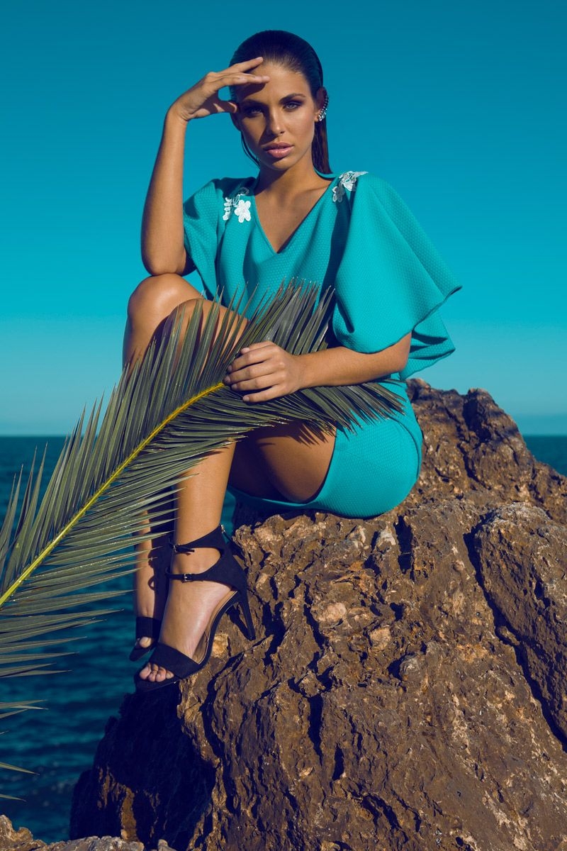 vestido corto azul de boda fiesta evento bautizo comunion de primavera verano con escote en la espalda y manga fluida de daluna en apparentia