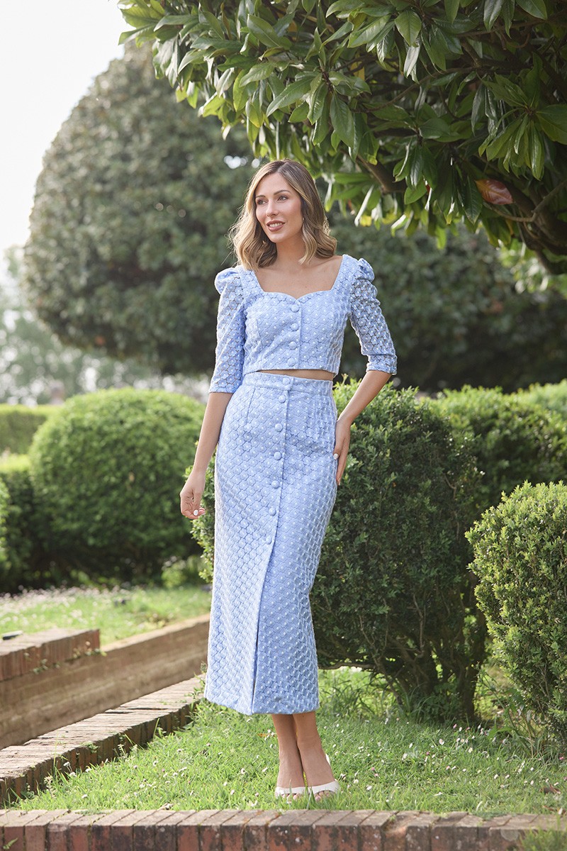 falda midi y top escote corazon en crepe azul claro y tul con flores bordadas para invitada fiesta, boda, evento, mamá de comunion comprar online