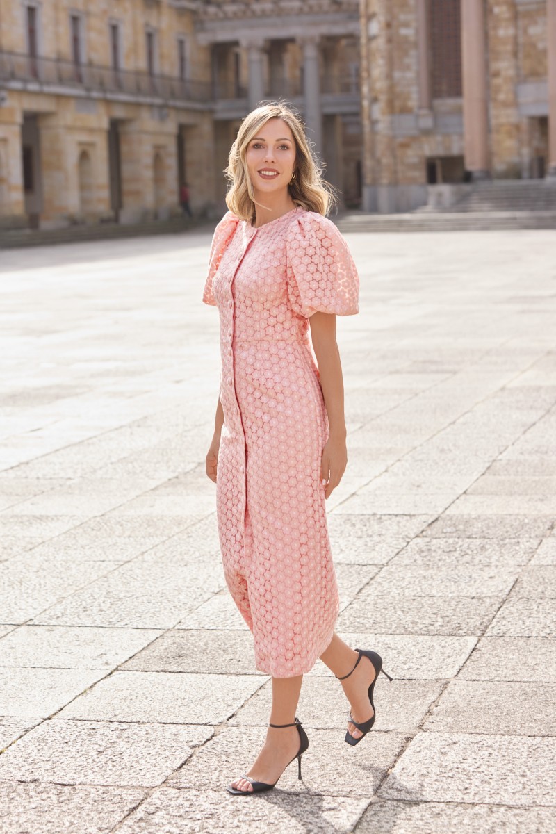 Vestido coral con mangas abullonadas y botones en tejido tulde flores ideal para invitadas boda de dia, o mama de comunion o bautizo