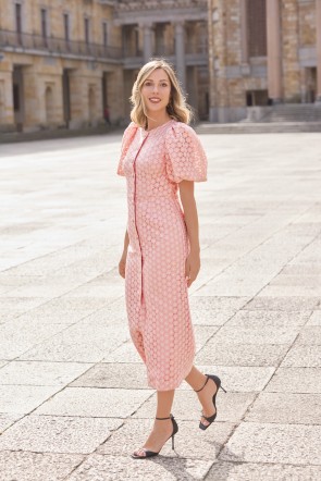 Vestido coral con mangas abullonadas y botones en tejido tulde flores ideal para invitadas boda de dia, o mama de comunion o bautizo