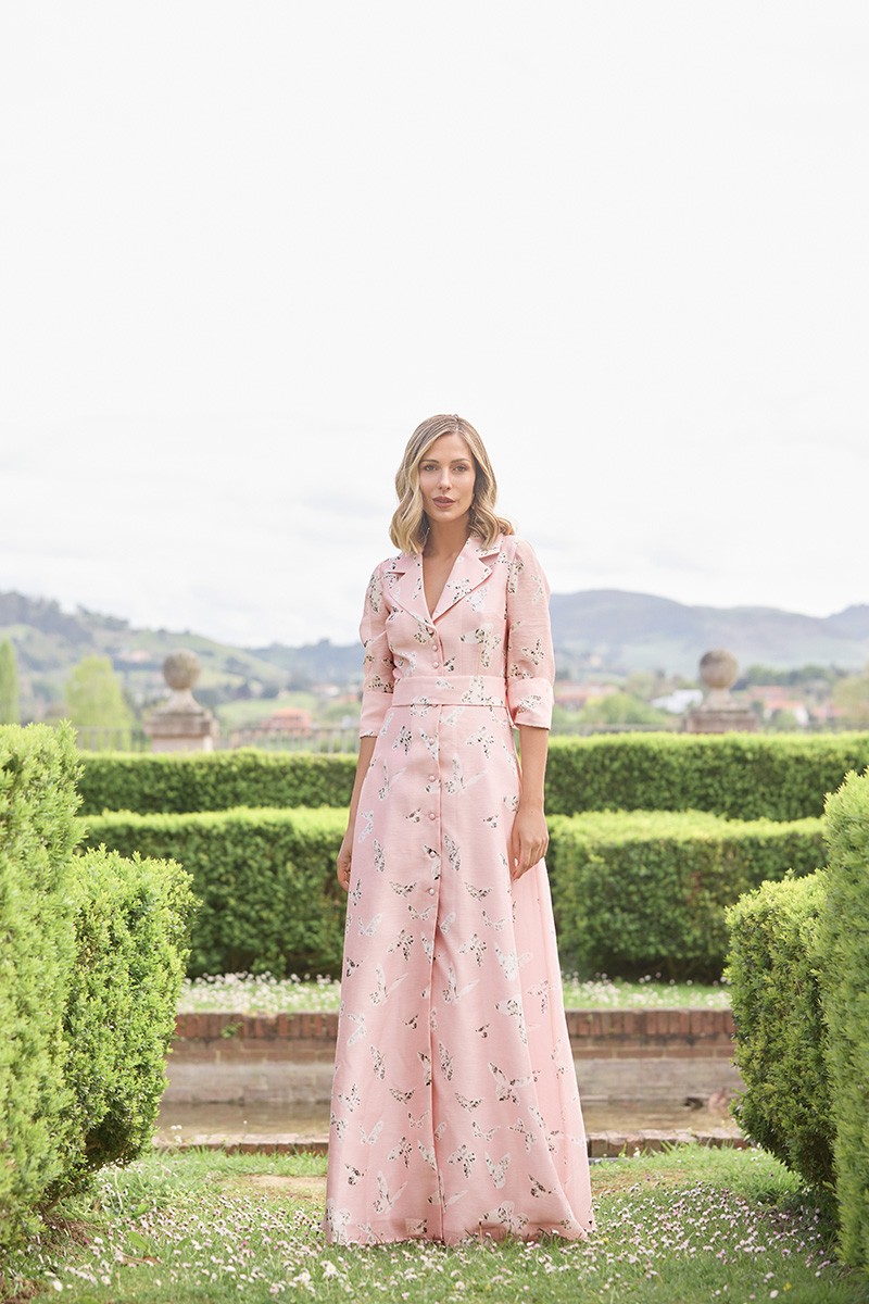 vestido camisero largo en organza rosa empolvado de mariposas blancas con botones forrados para invitadas a boda, gala, evento, fiesta de verano, madrinas