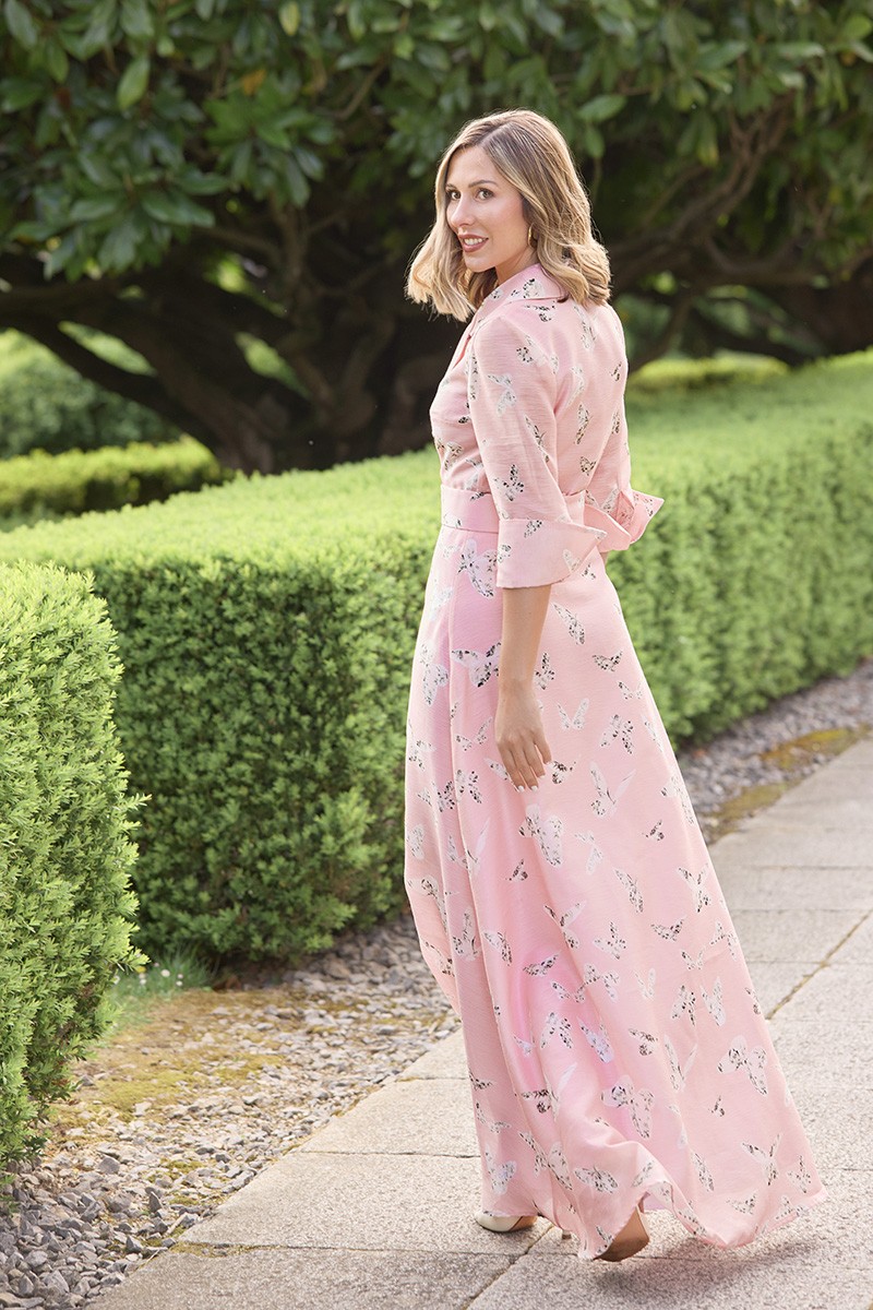 comprar vestido camisero largo en organza rosa empolvado de mariposas blancas con botones forrados para invitadas a boda, gala, evento, fiesta de verano, madrinas