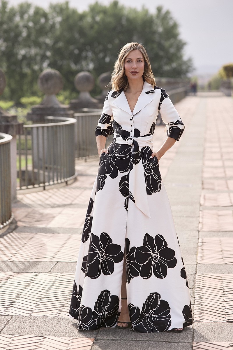 comprar vestido camisero largo con cuello esmoquin en mikado blanco con flores negras con botones forrados para invitadas a boda, gala, evento, fiesta de verano, madrinas
